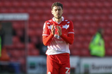 Barnsley 'den Corey O' Keeffe, 29 Mart 202 'de Oakwell, Barnsley, Birleşik Krallık' ta oynanan Sky Bet 1 maçı sonrasında ev sahibi taraftarları alkışlıyor.