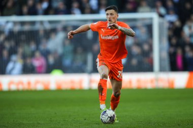 Blackpool 'dan Oliver Casey, 29 Mart 202' de İngiltere 'nin Pride Park Stadyumu' nda oynanan Derby County-Blackpool maçında topla birlikte ilerliyor.