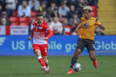 Barnsley 'den Jordan Williams, Cambridge United takımından Lyle Taylor' ın 29 Mart 202 'de Oakwell, Barnsley, İngiltere' de oynanan 1.