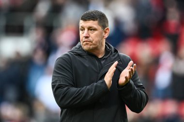 Wigan Warriors 'un baş antrenörü Matt Peet, Betfred Süper Lig 6. Raundunun sonunda St Helens, Wigan Warriors' a karşı St Helens Stadyumu 'nda 29 Mart 202' de oynanan karşılaşmada taraftarları alkışlıyor.