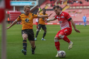 Cambridge United 'dan Liam Bennett ve Barnsley' den Nicky Cadden, 29 Mart 202 'de Oakwell, Barnsley, Birleşik Krallık' ta oynanan 1.