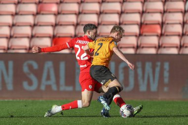 Barnsley 'den Corey O' Keeffe, 29 Mart 202 'de İngiltere' nin Oakwell kentinde oynanan Sky Bet League 1 karşılaşmasında Cambridge United 'dan Liam Bennett' e faul yaptı.