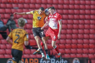 Cambridge United 'dan Gassan Ahadme ve Barnsley' den Mal de Gevigney, 29 Mart 2024 'te Oakwell, Barnsley, Birleşik Krallık' ta oynanan Sky Bet 1 karşılaşmasında top için mücadele etti.