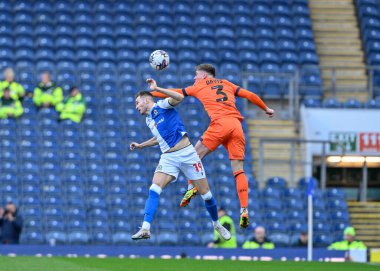 Ipswich Town 'dan Leif Davis ve Blackburn Rovers takımından Ryan Hedges, 21 Mart 202' de Ewood Park, Blackburn 'de oynanan Blackburn Rovers-Ipswich Town maçında top için mücadele ettiler.