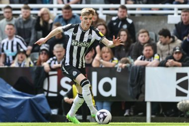 Newcastle United takımından Anthony Gordon, 30 Mart 202 'de St. James' s Park, Newcastle, İngiltere 'de oynanan Premier League maçı Newcastle United - West Ham United maçında topu aldı.