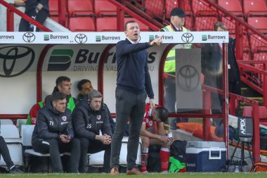 Neill Collins Barnsley 'in baş antrenörü takım talimatlarını 29 Mart 202' de Oakwell, Barnsley, Birleşik Krallık 'ta oynanan Sky Bet 1 maçında veriyor.