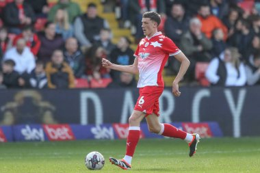 Barnsley 'li Mal de Gevigney, 29 Mart 2024' te İngiltere 'nin Oakwell kentinde oynanan ve Cambridge United' a karşı oynanan Sky Bet 1 maçında topu aldı.