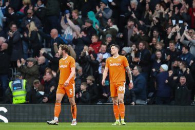 Blackpool oyuncuları, 29 Mart 202 'de İngiltere' nin Pride Park Stadyumu 'nda oynanan Derby County - Blackpool maçında 1-0 berabere kalma golünü attıkları için kendi taraflarına tepki verdiler.