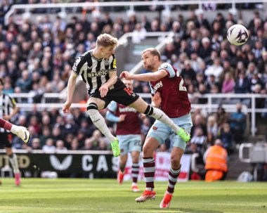 Newcastle United takımından Anthony Gordon 30 Mart 202 'de St. James' s Park, Newcastle, İngiltere 'de oynanan Premier League maçı Newcastle United - West Ham United maçında gol attı.