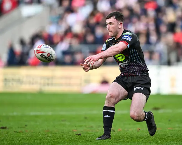 Wigan Warriors takımından Alex Smith, Betfred Süper Lig 6. Maçı 'nda pas veriyor. St Helens Wigan Warriors' a karşı.