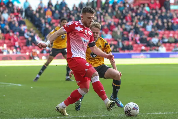 Barnsley 'den Nicky Cadden, 29 Mart 202' de Oakwell, Barnsley, Birleşik Krallık 'ta oynanan Sky Bet 1 maçında pas veriyor.