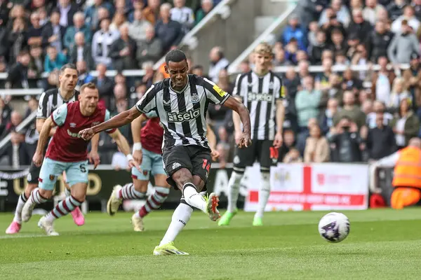 Newcastle United 'tan Alexander Isak, 30 Mart 202' de St. James 's Park, Newcastle, İngiltere' de oynanan Premier League maçı Newcastle United - West Ham United maçında 1-0 öne geçmek için penaltı aldı.