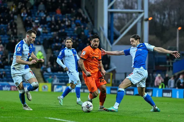 Ipswich Town 'dan Massimo Luongo Blackburn Rovers takımından Callum Brittain ile 29 Mart 202' de Ewood Park, Blackburn, İngiltere 'de oynanan Blackburn' de oynanan Blackburn Rover-Ipswich Town maçında