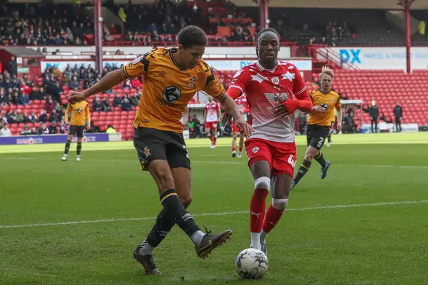 Cambridge United takımından Mamadou Jobe, Barnsley 'li Devante Cole' un 29 Mart 202 'de Oakwell, Barnsley, Birleşik Krallık' ta oynanan Sky Bet 1 karşılaşmasında attığı topu temizliyor.