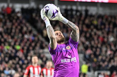 Brentford 'dan Mark Flekken, 30 Mart 202' de Londra 'daki Gtech Community Stadyumu' nda oynanan Premier League karşılaşmasında topu yakalıyor.