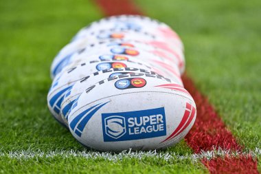 30 Mart 202 'de İngiltere' nin Halliwell Jones Stadyumu 'nda oynanan Warrington Wolves - Catalans Dragons maçı öncesinde Süper Lig damgalı toplar