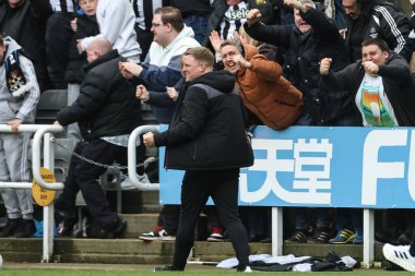 Newcastle United takımının teknik direktörü Eddie Howe, Newcastle United 'ın 30 Mart 202' de St. James 's Park, Newcastle' da oynanan Premier League maçı sırasında 3-4 'lük galibiyetini kutluyor.