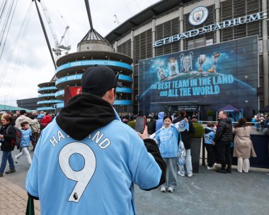 Taraftarlar Premier Lig karşılaşması öncesinde fotoğraf çekiyorlar Manchester City, Etihad Stadyumu 'nda Arsenal' e karşı 31 Mart 202
