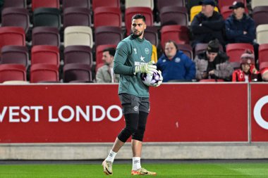 Brentford 'dan Thomas Strakosha Premier Lig karşılaşmasında maç öncesi ısınma oturumunda Brentford Manchester United' a karşı Gtech Community Stadyumu, Londra, İngiltere, 30 Mart 202