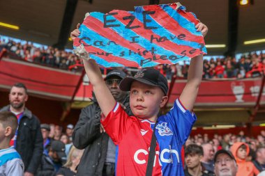 30 Mart 202 'de Nottingham Forest, Nottingham City Ground' da Crystal Palace 'a karşı oynadığı Premier League maçında tişört tabelasıyla genç bir Crystal Palace taraftarı.