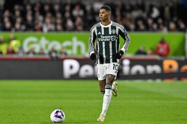 Manchester United takımından Marcus Rashford, 30 Mart 202 'de Londra' daki Gtech Community Stadyumu 'nda oynanan Premier League karşılaşmasında topu bırakıyor.