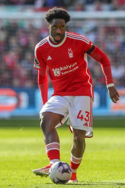 Nottingham Ormanı 'ndan Ola Aina, 30 Mart 202' de İngiltere 'nin Nottingham City Ground kentinde oynanan Premier League maçında Nottingham Forest' a karşı Crystal Palace maçında pas attı.