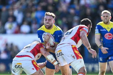 Warrington Wolves 'tan James Harrison, Katalan Ejderhaları' ndan Ben Garcia ve Katalan Ejderhaları 'ndan Julian Bousquet tarafından Halliwell Jones Stadyumu, Warrington, İngiltere' de oynanan Warrington Wolves - Catalans Dragons maçında yenildi.,