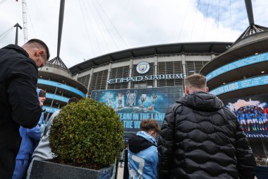 taraftarlar Premier League maçı öncesinde Manchester City Arsenal 'e karşı Etihad Stadyumu, Manchester, İngiltere, 31 Mart 202