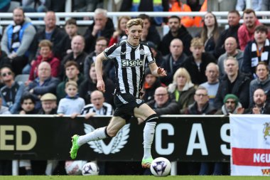 Newcastle United takımından Anthony Gordon, 30 Mart 202 'de St. James' s Park, Newcastle, İngiltere 'de oynanan Premier League maçı Newcastle United - West Ham United maçında topu aldı.