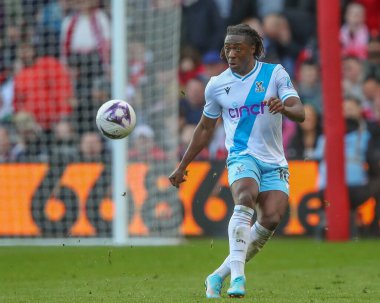 Kristal Saray 'dan Eberechi Eze, 30 Mart 202' de İngiltere 'nin Nottingham City Ground kentinde oynanan Premier League maçında topu temizledi.