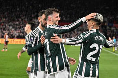 Manchester United takımından Mason Mount, 30 Mart 202 'de Londra' daki Gtech Community Stadyumu 'nda oynanan Premier League karşılaşmasında 0-1' lik galibiyetini kutluyor.