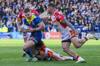 Warrington Wolves 'tan George Williams, 30 Mart 202' de İngiltere 'nin Warrington kentinde oynanan Betfred Süper Ligi karşılaşmasında Katalan Ejderhaları' ndan Arthur Romano 'ya karşı Warrington Wolves - Catalans Dragons maçında rakibini yendi.
