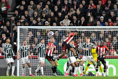 Brentford 'dan Ivan Toney, 30 Mart 202' de Londra 'daki Gtech Community Stadyumu' nda oynanan Premier League karşılaşmasında topa önderlik ediyor.
