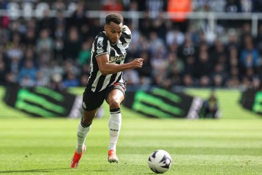 Newcastle United takımından Jacob Murphy 30 Mart 202 'de St. James' s Park, Newcastle, İngiltere 'de oynanan Premier League maçı Newcastle United - West Ham United maçında topu aldı.
