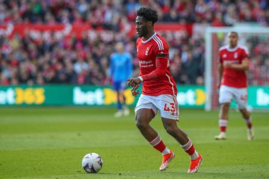 Nottingham Ormanı 'ndan Ola Aina 30 Mart 202' de İngiltere 'nin Nottingham City Ground kentinde oynanan Premier League maçında topu aldı.