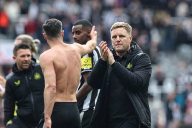 Newcastle United takımının teknik direktörü Eddie Howe, 30 Mart 202 'de St. James' s Park, Newcastle, İngiltere 'de oynanan Premier League karşılaşmasında Ning' i 4-3 yendikten sonra taraftarları alkışlıyor.