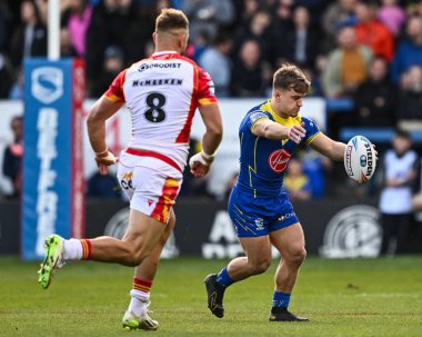 Warrington Wolves takımından Leon Hayes, 30 Mart 202 'de Warrington Wolves' un Halliwell Jones Stadyumu 'nda oynadığı Warrington Wolves - Catalans Dragons maçında önde gidiyor.