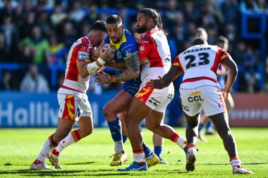 Warrington Wolves 'tan Paul Vaughan, Katalan Ejderhaları' ndan Chris Satae ve Katalan Ejderhaları 'ndan Ben Garcia tarafından Halliwell Jones Stadyumu' nda oynanan Warrington Wolves - Catalans Dragons maçında yenildi. 