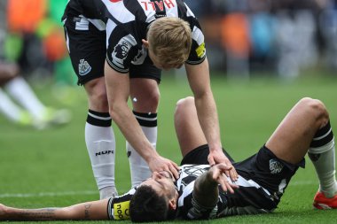 Newcastle 'dan Lewis Hall Newcastle United, Newcastle, İngiltere' de 30 Mart 2024 'te oynanan Premier League maçı Newcastle United - West Ham United maçında Bruno Guimares' e karşı satranç oynadı.