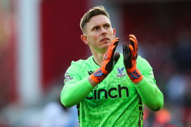 Crystal Palace 'dan Dean Henderson, Premier League maçından sonra Nottingham Forest' a karşı Crystal Palace City Ground, Nottingham, İngiltere 'de 30 Mart 202' de oynanan maçta gezgin taraftarları alkışlıyor.