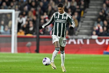 Manchester United takımından Marcus Rashford, 30 Mart 202 'de Londra' daki Gtech Community Stadyumu 'nda oynanan Premier League karşılaşmasında topu kontrol ediyor.