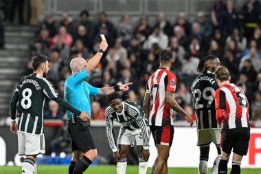 Hakem Simon Hooper, Manchester United 'ın Premier League maçı Brentford-Manchester United maçında Londra' daki Gtech Community Stadyumu 'nda 30 Mart 202' de Aaron Wan-Bissaka 'ya sarı kart verdi.