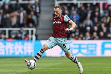 West Ham United 'dan Bay Coufal, Premier League maçı sırasında topu kontrol ediyor. Newcastle United, St. James' s Park, Newcastle, 30 Mart 2024 'te West Ham United' a karşı.