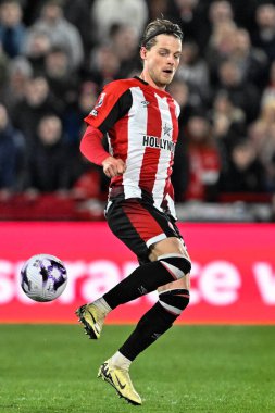 Brentford 'dan Mathias Jensen Premier League maçında Brentford Manchester United' a karşı Gtech Community Stadyumu, Londra, Birleşik Krallık, 30 Mart 202