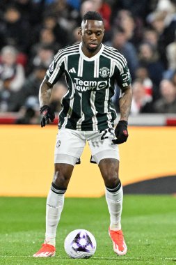 Manchester United 'dan Aaron Wan-Bissaka Premier League maçında Brentford Manchester United' a karşı Gtech Community Stadyumu, Londra, Birleşik Krallık, 30 Mart 202