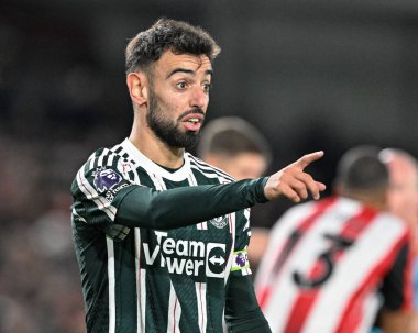 Manchester United takımından Bruno Fernandes, 30 Mart 202 'de Londra' daki Gtech Community Stadyumu 'nda oynanan Premier League karşılaşmasında takım talimatlarını veriyor.