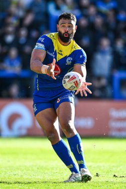 Warrington Wolves takımından Zane Musgrove, 30 Mart 202 'de İngiltere' nin Warrington kentinde oynanan Betfred Süper Lig karşılaşmasında topu geçti.