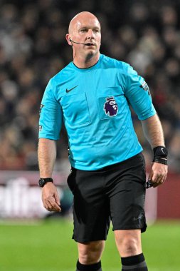 Hakem Simon Hooper Premier Lig maçı sırasında Brentford Manchester United 'a karşı Gtech Community Stadyumu, Londra, İngiltere, 30 Mart 202
