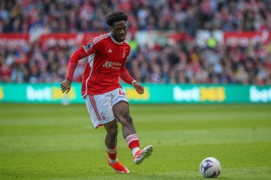 Nottingham Ormanı 'ndan Ola Aina, 30 Mart 202' de İngiltere 'nin Nottingham City Ground kentinde oynanan Premier League maçında Nottingham Forest' a karşı Crystal Palace maçında pas attı.