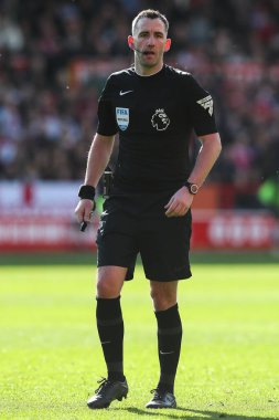 Hakem Chris Kavanagh Premier Lig maçı sırasında Nottingham Forest, Crystal Palace 'a karşı City Ground, Nottingham, İngiltere, 30 Mart 202